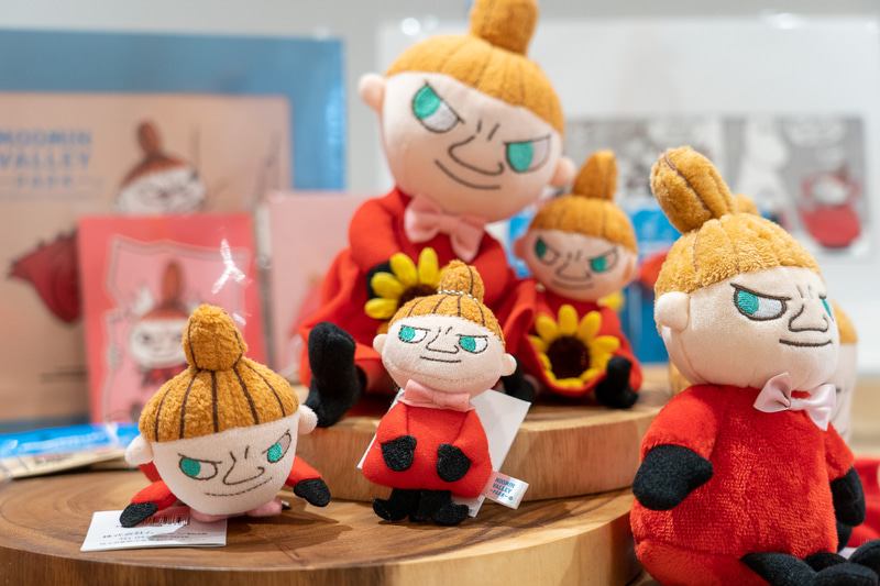 いつ見ても欲しくなるぬいぐるみは大きさによって何種類かあります。頭やバッグに付けられるクリップ付きは定番人気
