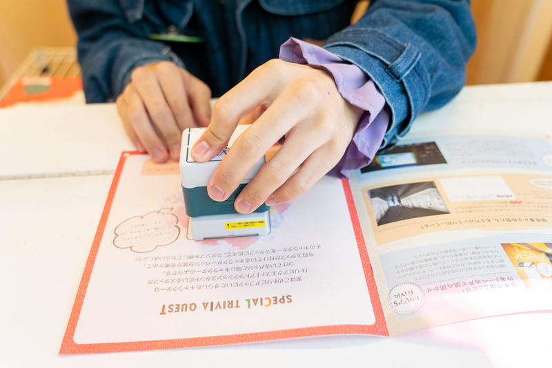 最初にその日のスタンプを押してもらって……