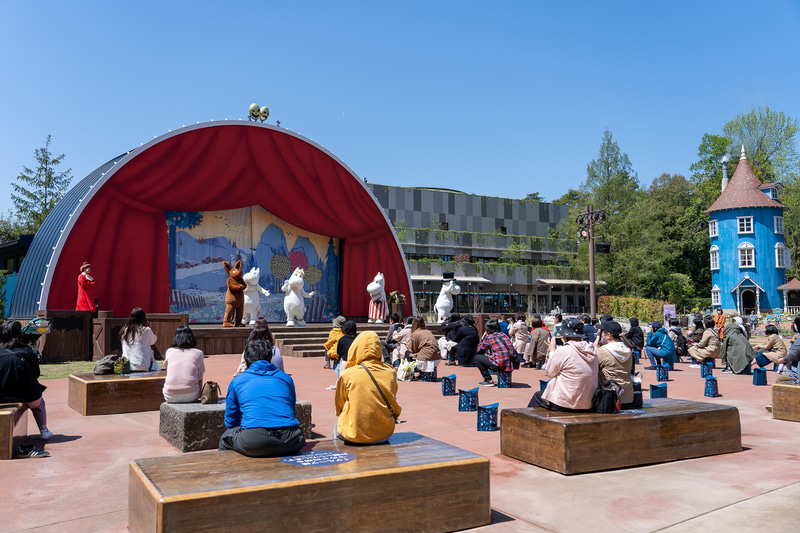 「エンマの劇場」では日に3回ショーを開催（約30分）。現在は「自由でしあわせな生活」を上演しています