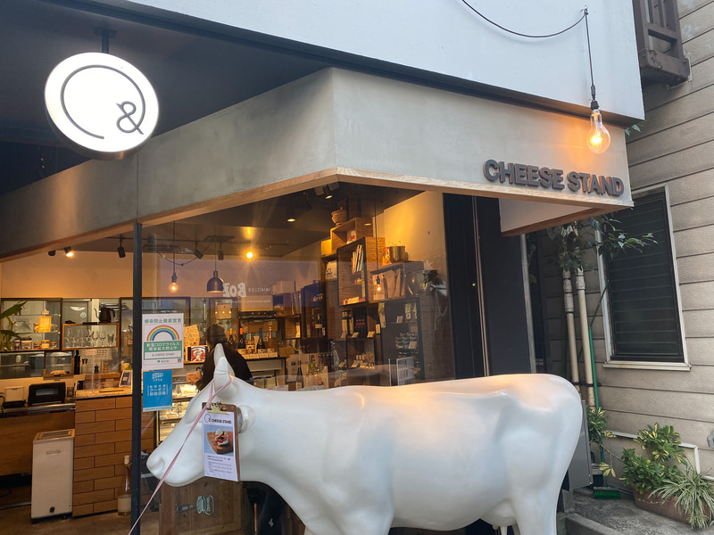 「SHIBUYA CHEESE STAND」は、真っ白な牛が目印