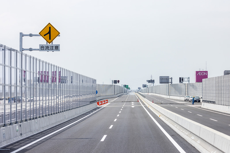 富田IC入口（内回り）。右手に見えるのはイオン南陽店