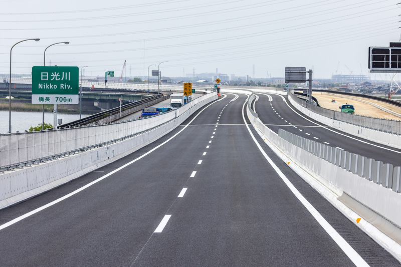 尾張日光川橋。橋長は706m。右手では国道302号の4車線化工事が進行中。現在は左手の対面2車線だが完成すれば片側2車線道路になる