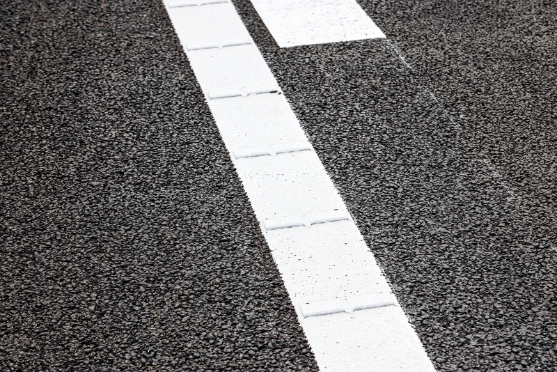 白線上に突起が設けられた従来のタイプ。除雪時に障害となるため減少傾向