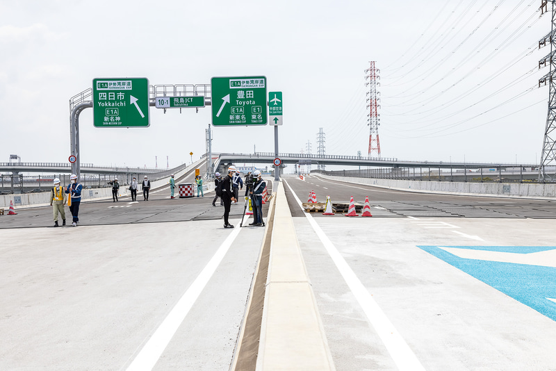 料金所先の分岐。見た目と逆に四日市方面が左、豊田方面が右に分岐となる