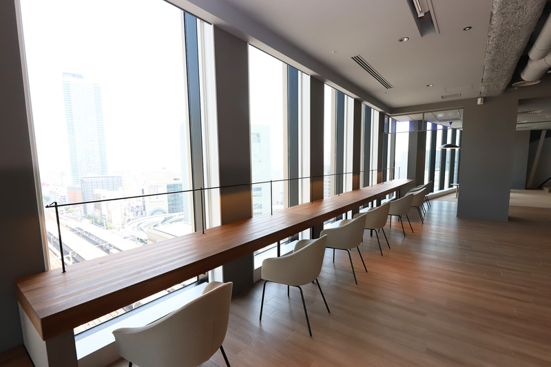 東側、北側の眺望を見ながら作業ができるワーキングデスク