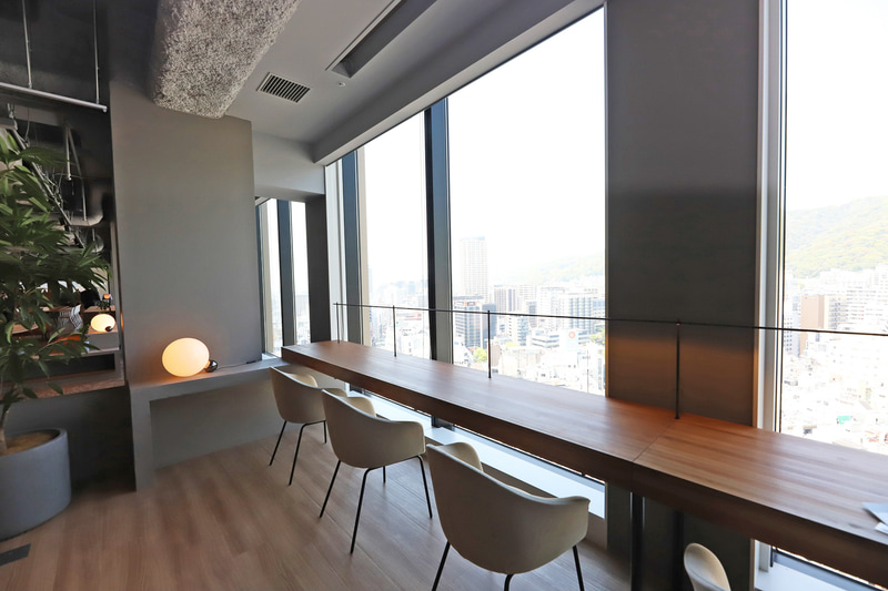 東側、北側の眺望を見ながら作業ができるワーキングデスク