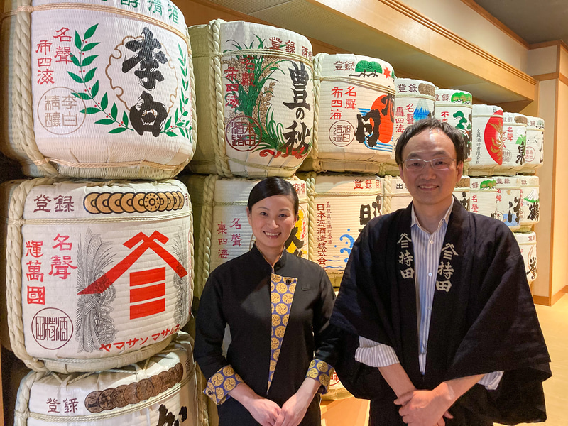 界 出雲の鈴木奈美さん（左）と酒持田本店の蔵元（右）