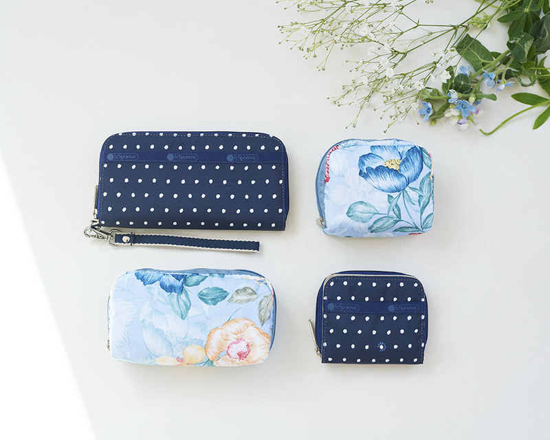 ポーチや財布などの小物も展開