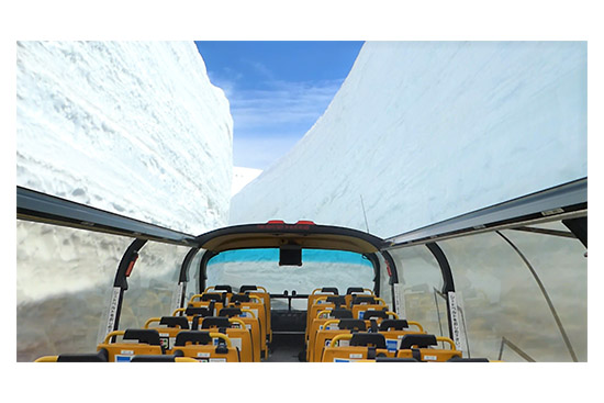 富山地鉄は2階建てオープントップバスを利用した「スカイバス富山『アルペンルートコース』」を運行する