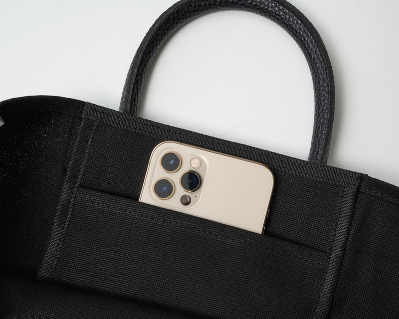 スマホや小物が入る内ポケット付き