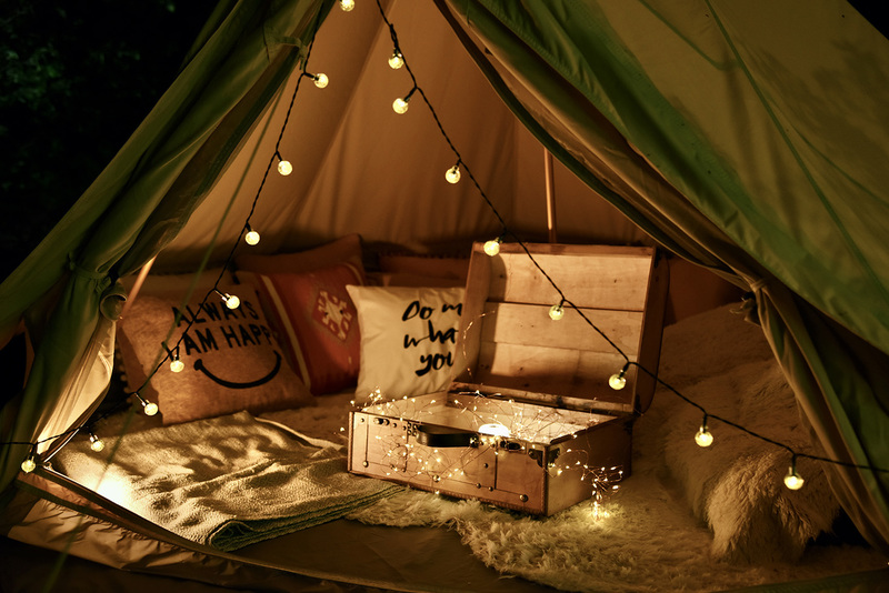 6つのテーマのグランピングテントを設置