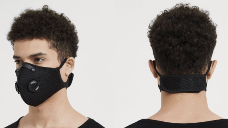 後頭部のベルトを調整し固定できる