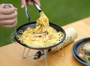 ビーズ、着脱ハンドルのホーロー平鍋「放浪フタリパン」。フタでも調理