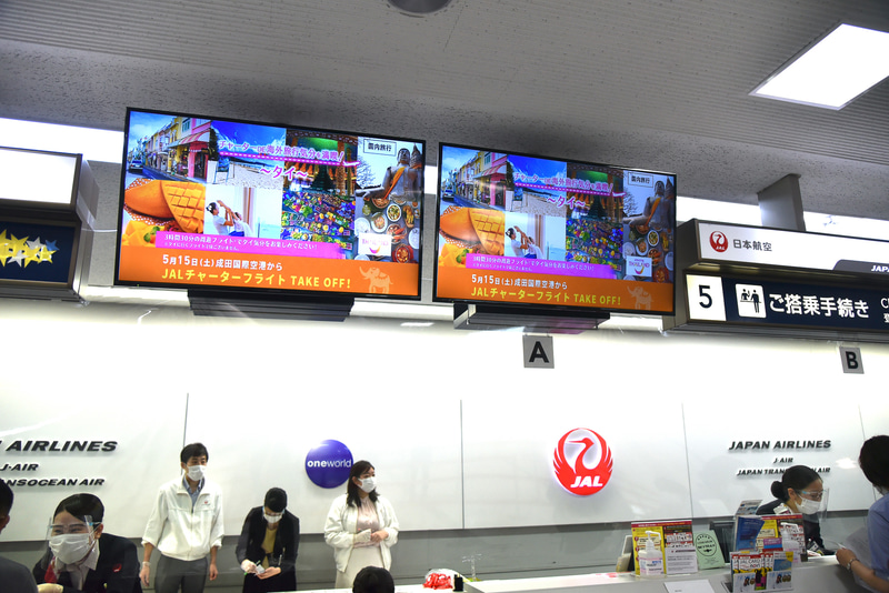 チェックインカウンター周辺の様子。特別仕様のモニターがお出迎え