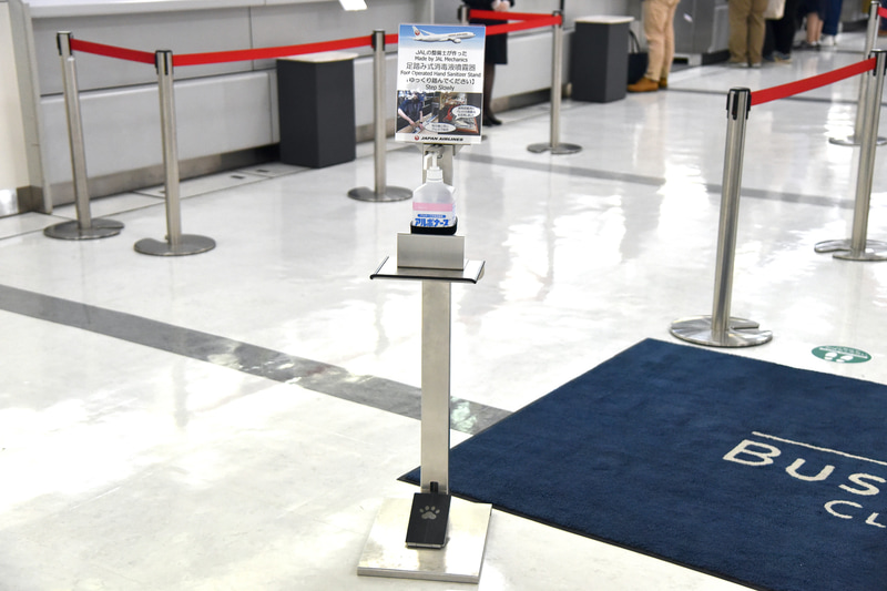 受付前にはJAL整備士手作りの足踏み式消毒液噴射器を設置