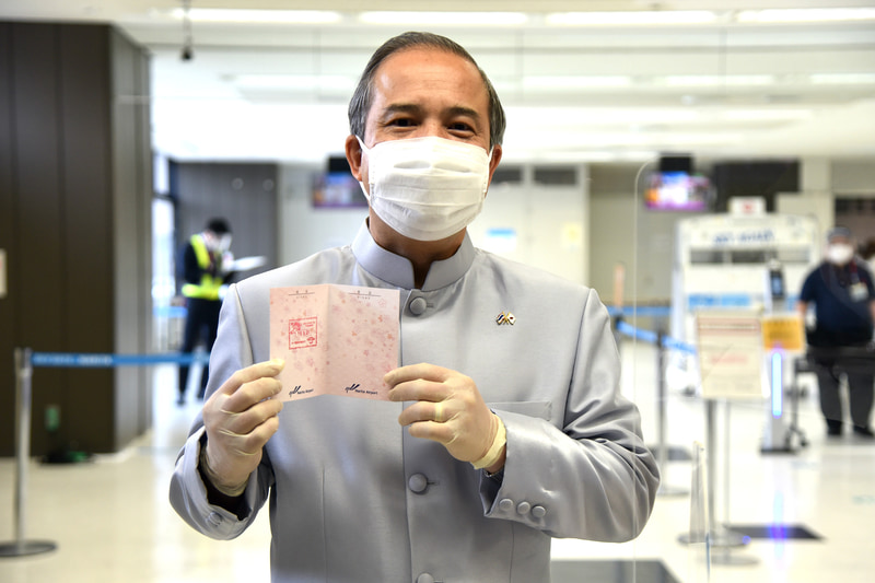 駐日タイ王国特命全権大使のシントン・ラーピセートパン氏に直接スタンプを押してもらうことができた
