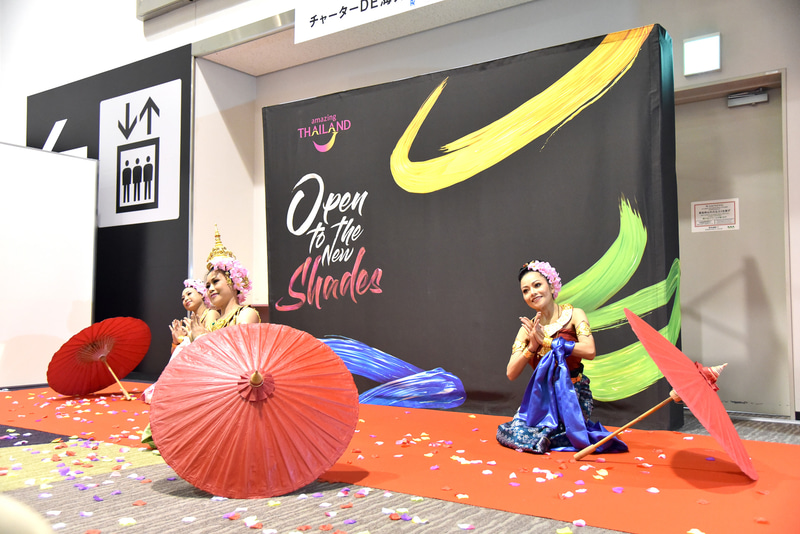 「バーンラバムタイ舞踊団」が傘を使用した「フォン・ナタ・ウェンピン」を披露