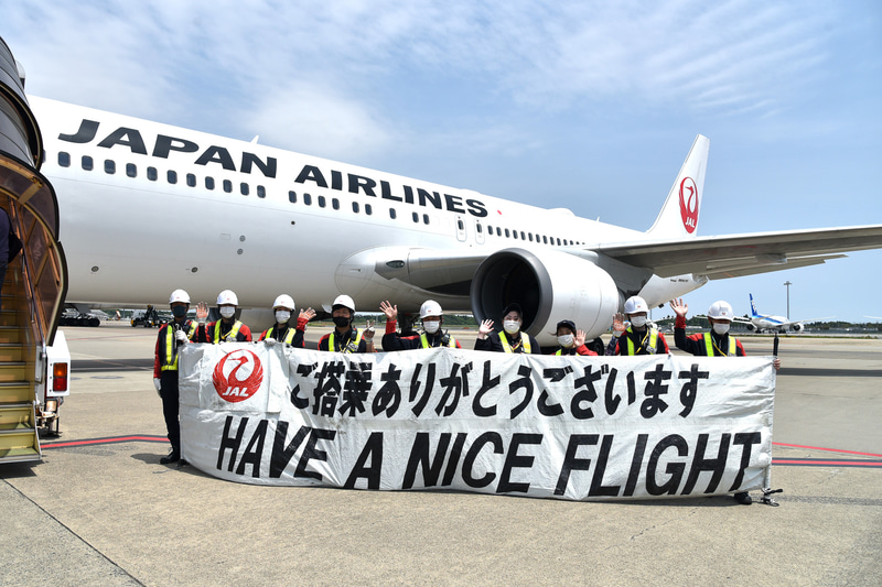 参加者は搭乗前に記念撮影を楽しんでいた