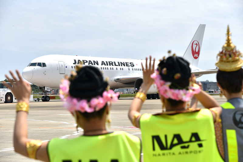 タイ伝統舞踊ショーの出演者もお見送り