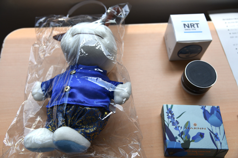 フライト中の抽選会では旅行券やタイ人気スパブランド「HARNN」のプロダクトやハッピーちゃんのぬいぐるみ、NAAスピーカーなどがプレゼントされた