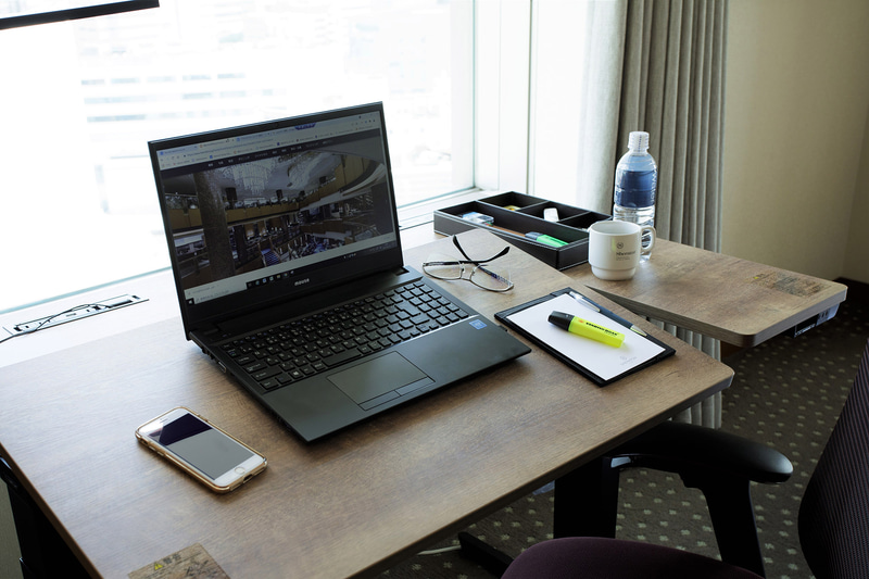 傾斜機能を備えるオフィスデスク「REGAS（リーガス）」を設置