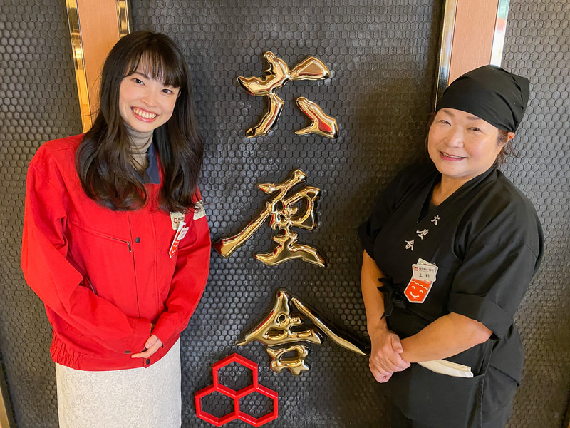 東京駅一番街の竹内（左）です！　東京ラーメンストリート「六厘舎」の上村さん（右）にお店のこだわりをうかがいました