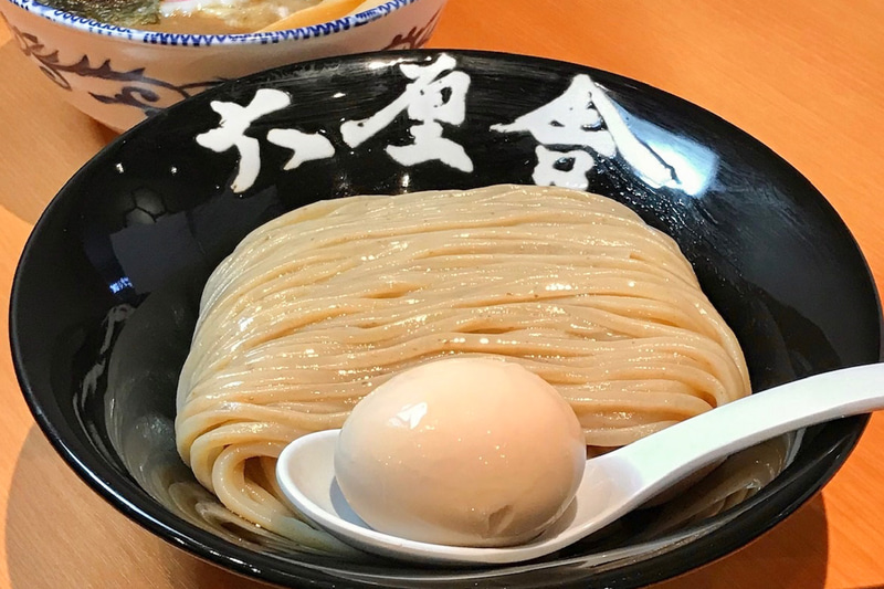 「つけめん」に人気の高いトッピングである「豚ほぐし」と味玉をトッピングした六厘舎の「特製つけめん」