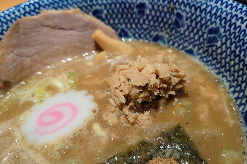 豚ほぐしを溶かして食べると、より濃厚に