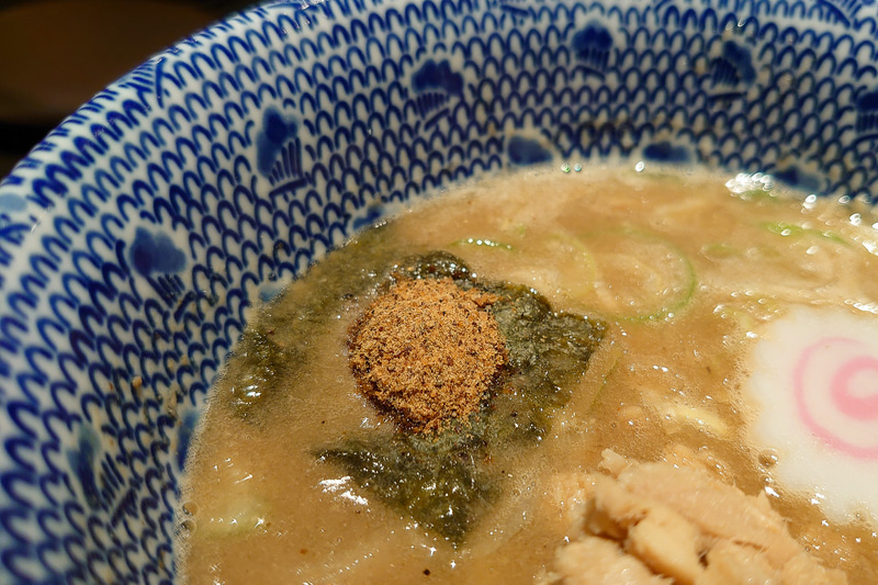 魚粉が海苔の筏に乗っているのは六厘舎流。少しずつ溶かして味変を楽しもう