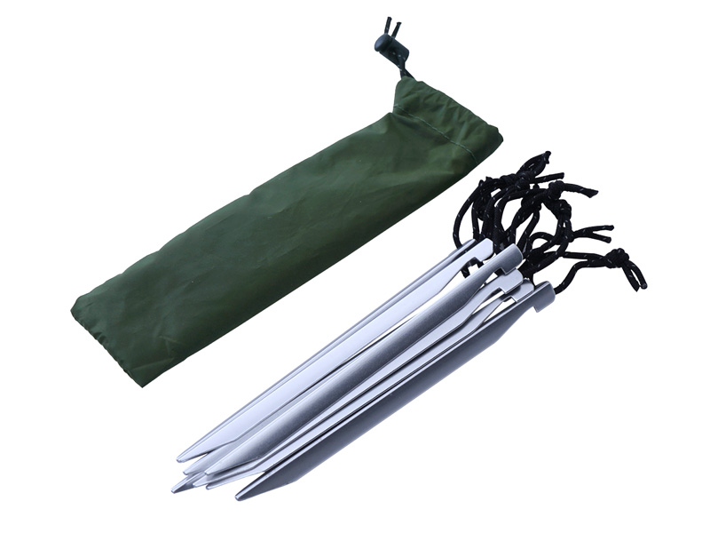 アルミ製のV型ペグが8本付属