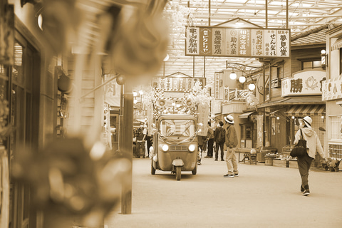 新しい西武園ゆうえんちに行ってみた! 60年代昭和の商店街にゴジラ、独自紙幣、食べ歩きが懐かしいのに新鮮! - トラベル Watch