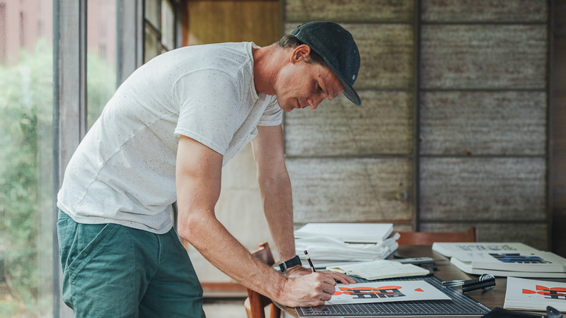 水の循環を絵柄にしたノア・エンバーソン氏