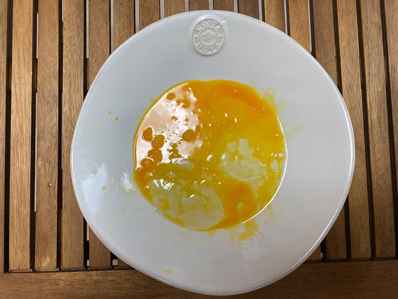 同じく全体に溶き卵を付けます