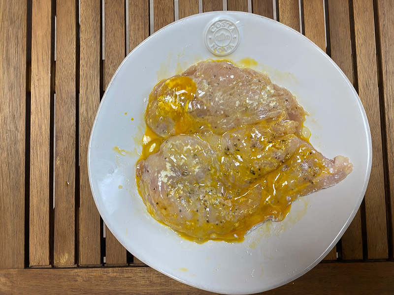 同じく全体に溶き卵を付けます