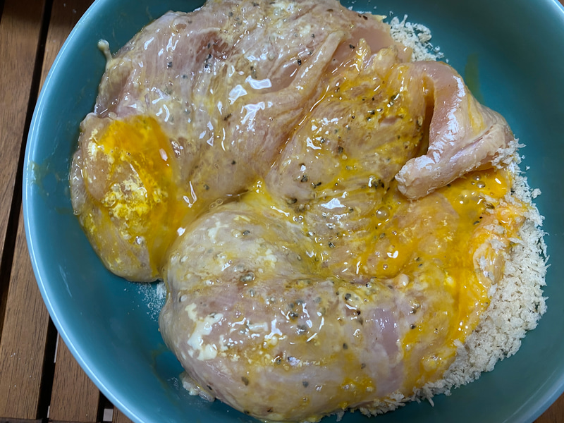 最後はパン粉を全体に付けて準備完了