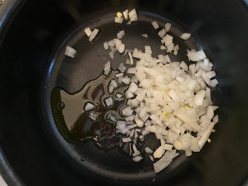 油を熱してから玉ねぎを入れると、油がはねやすいので注意