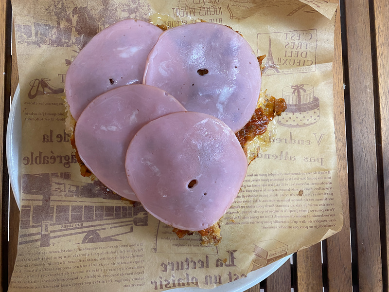 ロースハムを乗せます