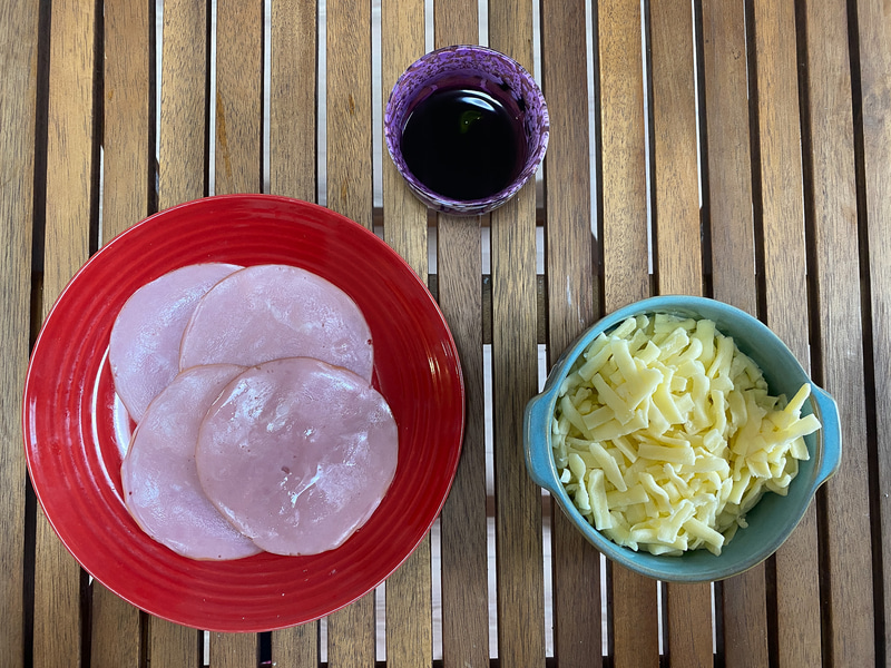 ロースハム 4枚、シュレッドチーズ 70g、オリーブオイル 適量