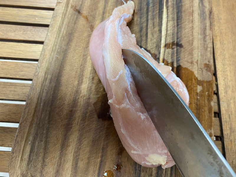 肉を縦にして間に包丁を入れて開きます