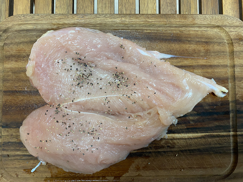 両面に塩コショウをして、下味を付けます