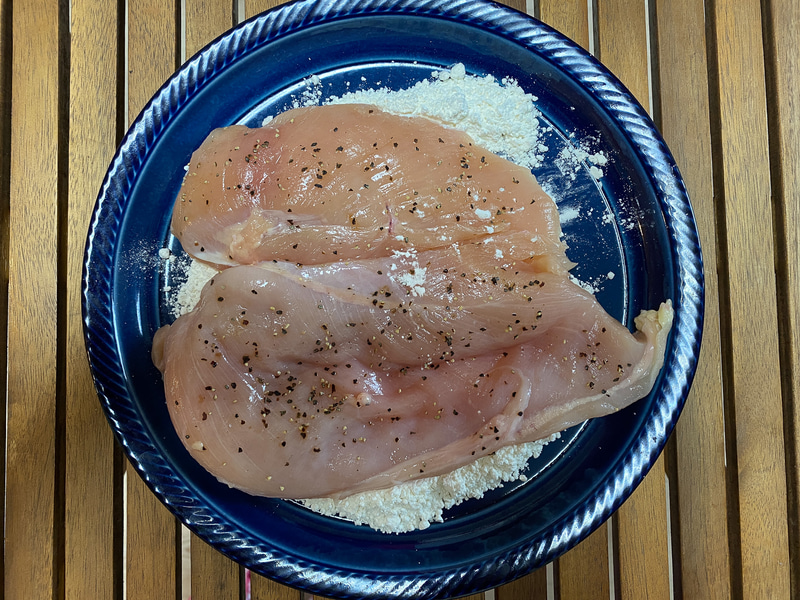 全体に行き渡るように小麦粉をまぶします