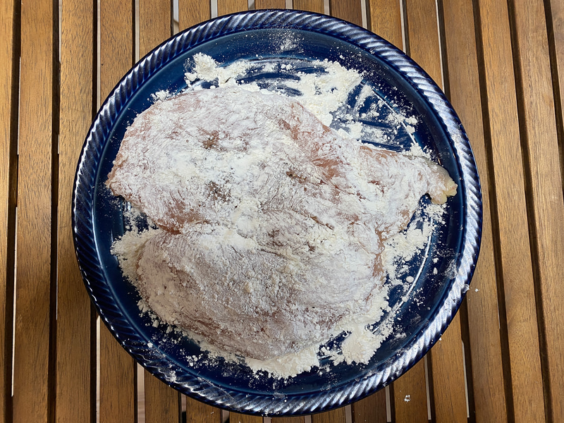 全体に行き渡るように小麦粉をまぶします