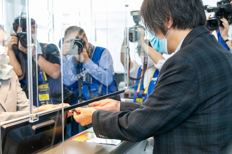 チェックインカウンターでIATAトラベルパスを提示しているところ。今回は実証実験なので、紙の書類も併用されている