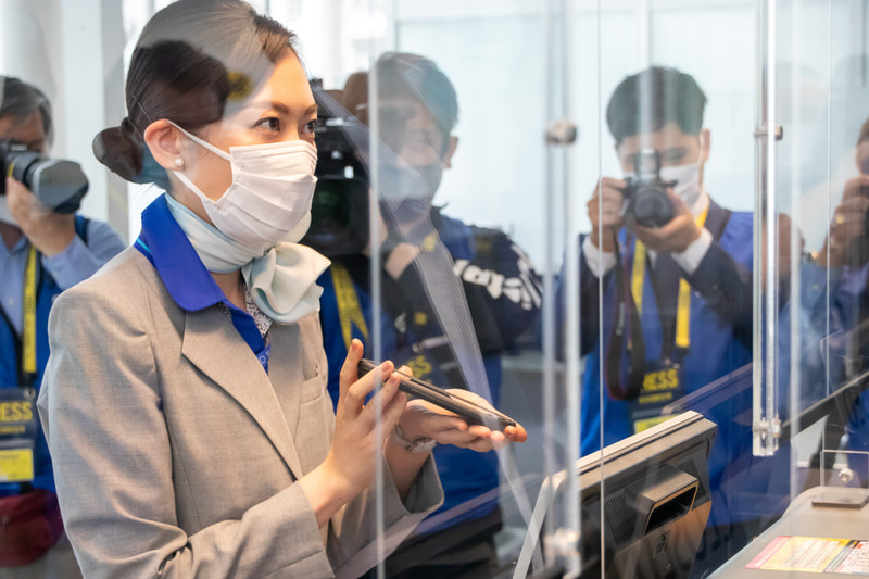 チェックインカウンターでIATAトラベルパスを提示しているところ。今回は実証実験なので、紙の書類も併用されている