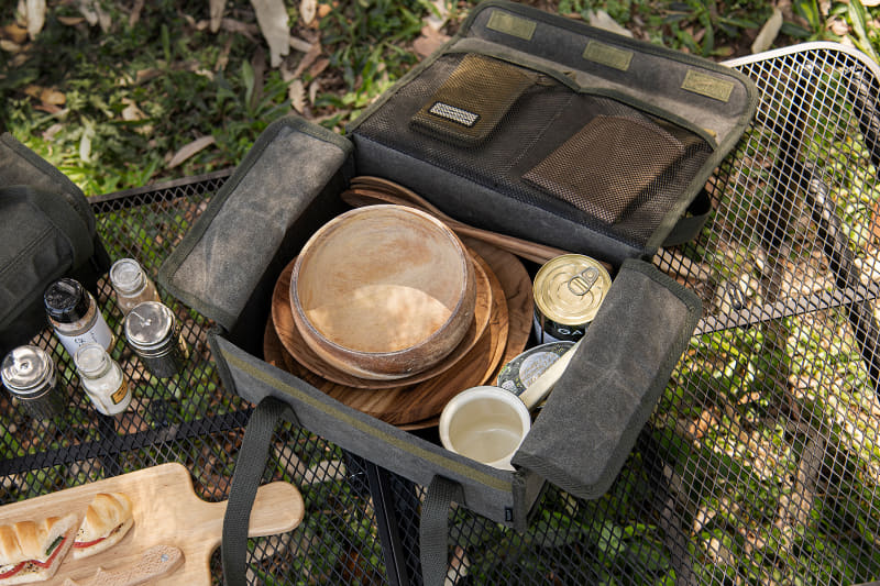 プレートやカッティングボードを収納可能