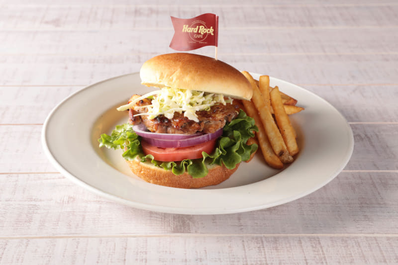 タイアップメニュー「イナサル チキンサンドイッチ」（1400円）