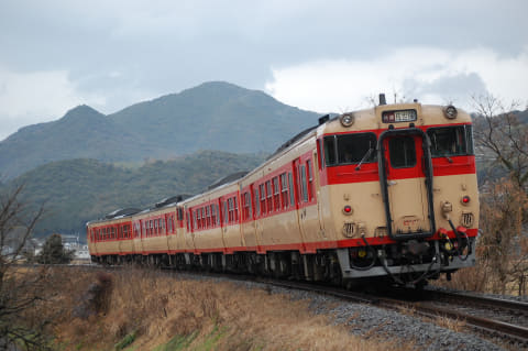 JR九州、キハ66・67形ラストラン企画。記念乗車券や車両部品の販売も