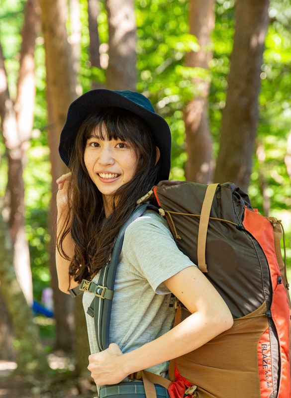 アウトドアライターの森風美さん。年間80泊するほどキャンプを愛し、女性でも楽しめるキャンプスタイルを発信している。「はじめよう！ソロキャンプ」（山と溪谷社）を出版するなど、女子キャンパーのライフスタイルモデルとしてはもとより、テレビ・雑誌・イベント出演など幅広い分野で活動している
