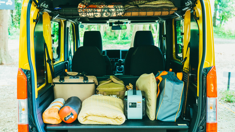 積んでいるのはソフトクーラーボックス、チェア、テーブル、寝袋、クッション、ブランケット、ラグ、ポップアップ式ゴミ箱、ギアコンテナ、ポータブル電源（LIB-AID E500）、エアマット（N-VAN用クイックエアマット シングルタイプ）など