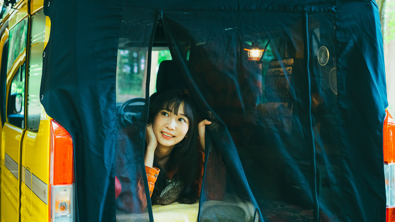 夏に快適に過ごすための「テールゲートメッシュ」。小さめの出入り口も付いています